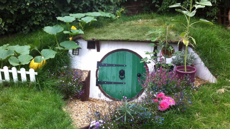 Pomysłowy Anglik własnoręcznie skonstruował w swoim ogródku domek hobbita z prawdziwego zdarzenia.