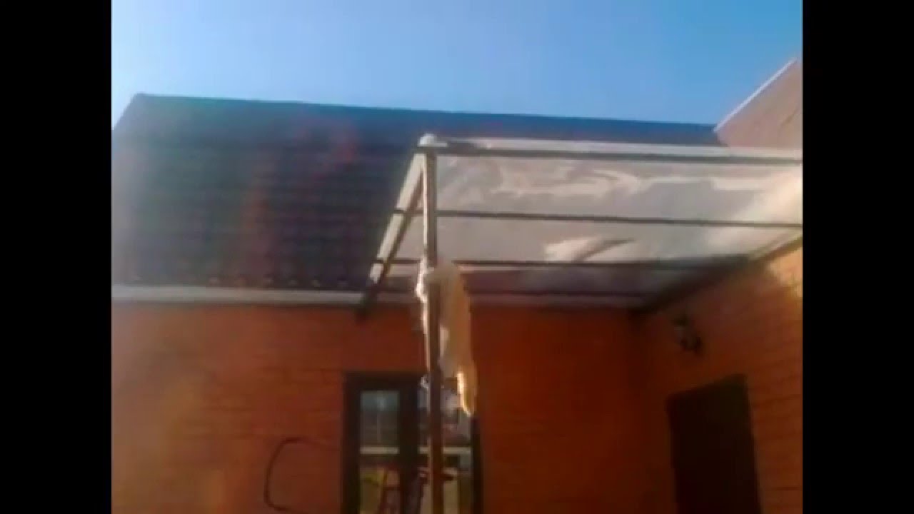 Kot zwinnie dół z dachu domu