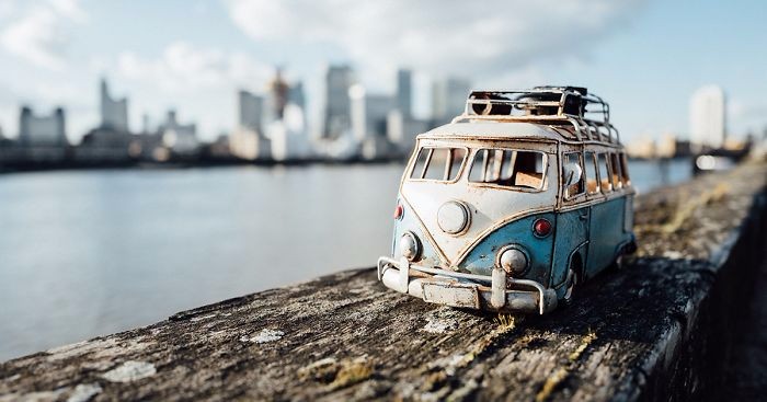 Kreatywne zdjęcia z podróży – wielki świat z perspektywy małych samochodzików.