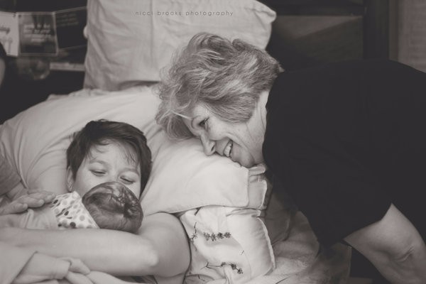 Wzruszające zdjęcia matek, które towarzyszyły swoim ciężarnym córkom podczas porodu.