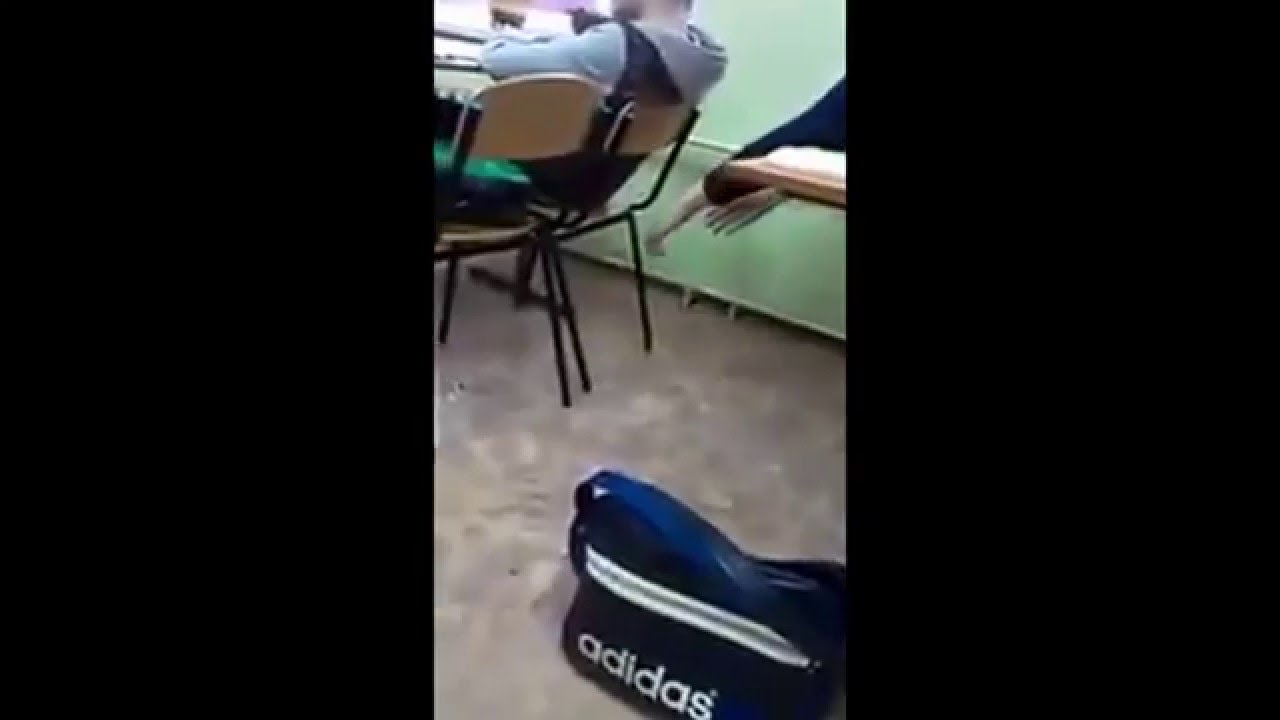 Studenci usunął krzesło spod kolega