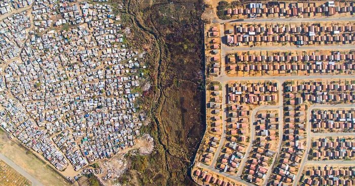 Linie rozgraniczające tereny zamieszkiwane przez biednych i bogatych w obiektywie drona.