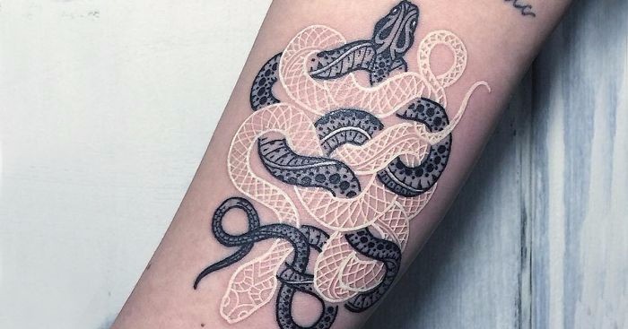 Tatuażysta z Mediolanu tworzy niesamowite rysunki węży w czarno-białej konwencji.