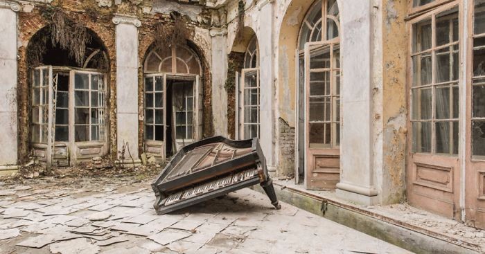 Artysta podróżuje po Europie, fotografując fascynujące wnętrza opuszczonych budynków.
