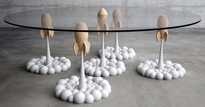 Cypryjski artysta zaprojektował jedyny w swoim rodzaju rakietowy stolik do kawy.