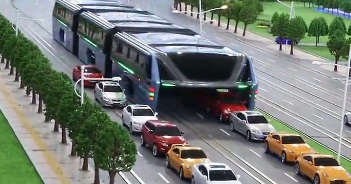 Korki na chińskich ulicach? Ten autobus jest ponad to – całkiem dosłownie!