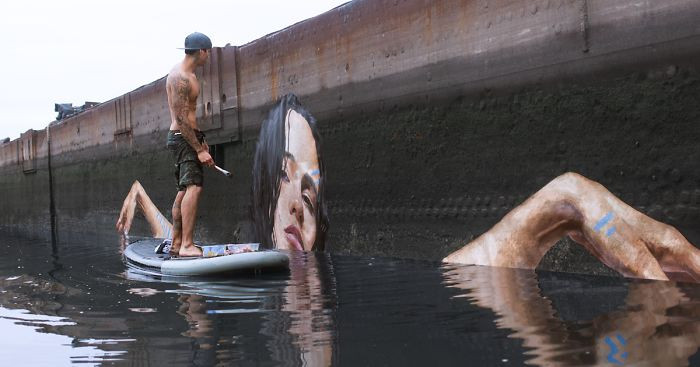 Hawajski artysta tworzy nowy, niesamowity mural, balansując na desce surfingowej.