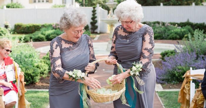 Kochające babcie państwa młodych dumnie objęły role kobiet sypiących kwiaty na ich ślubie.