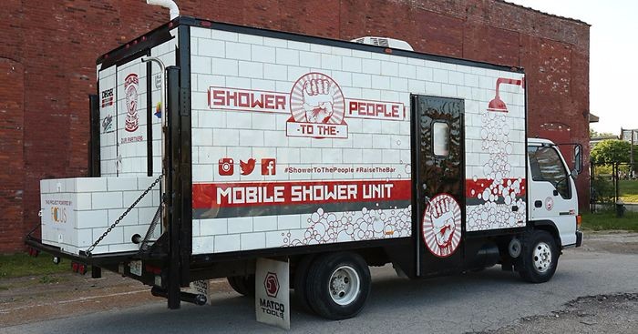 Mężczyzna przemienił starą ciężarówkę w mobilny prysznic dla bezdomnych.