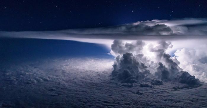 Wzbił się na wysokość 11 kilometrów, by uchwycić doskonałe ujęcie burzowych chmur.