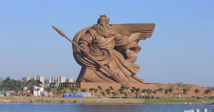Chińczycy odsłonili 1320-tonową rzeźbę Guan Yu – legendarnego boga wojny.