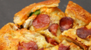 Pizza serwowana w bochenku chleba – nie uwierzysz, jakie to proste!