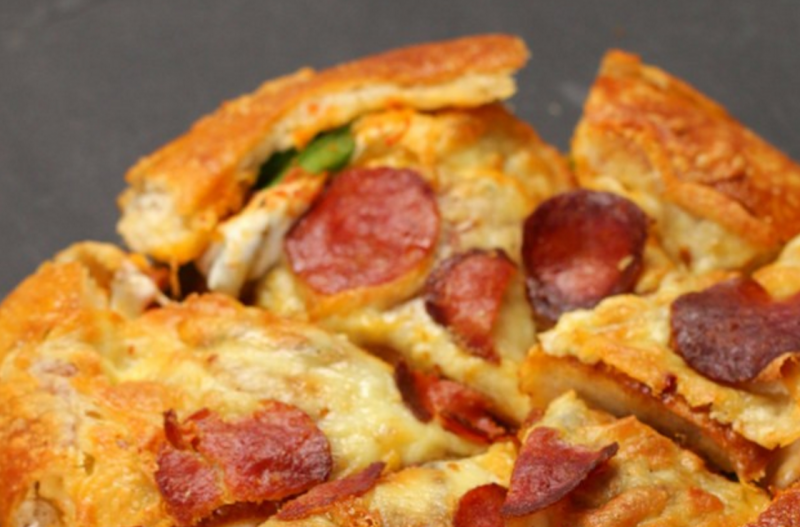 Pizza serwowana w bochenku chleba – nie uwierzysz, jakie to proste!