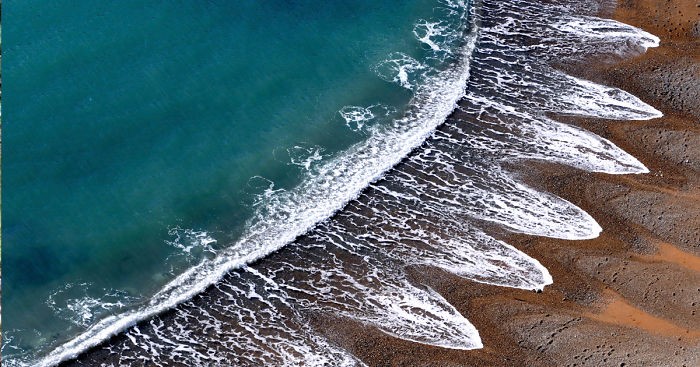 Tajemnicze żłoby w piasku – naukowcy wciąż poszukują wyjaśnienia dla tego niezwykłego zjawiska!