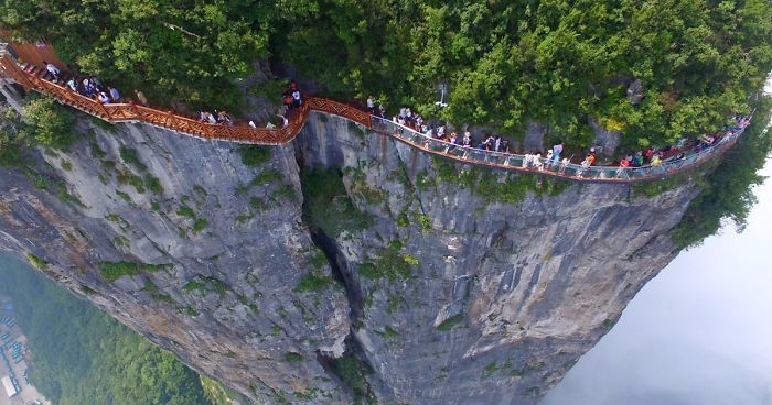 Zwiedzanie Chin dla nieustraszonych – szklany most zawieszony na wysokości ponad 1400 metrów.