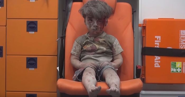 Wstrząsające zdjęcia oszołomionego 5-latka ukazały światu prawdziwe oblicze wojny domowej w Syrii.