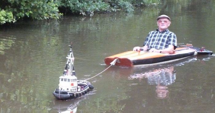 Angielskie miasteczko zachwycił widok mężczyzny holowanego kanałem przez zabawkową łódkę.