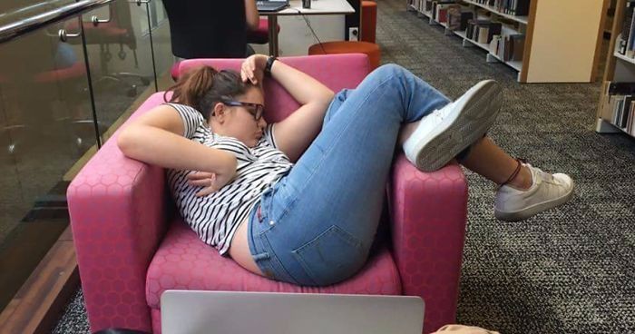 Studentka zasnęła w bibliotece uniwersyteckiej. Konsekwencje tego błędu przerosły jej najśmielsze sny!