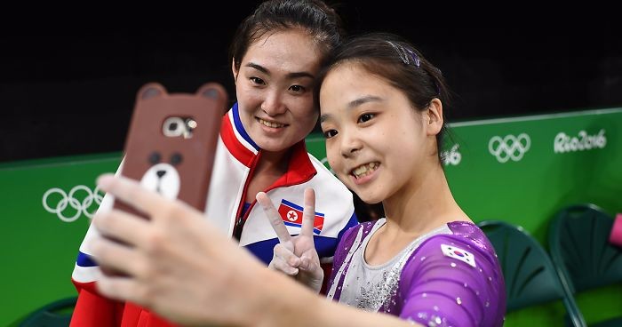 Olimpijskie selfie reprezentantek Korei Północnej i Południowej – współczesny symbol pokoju na świecie.