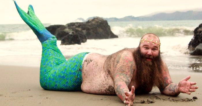 Brodaty syren – jedyny słuszny władca plaż tych wakacji. Jego zdjęcia robią furorę w sieci!