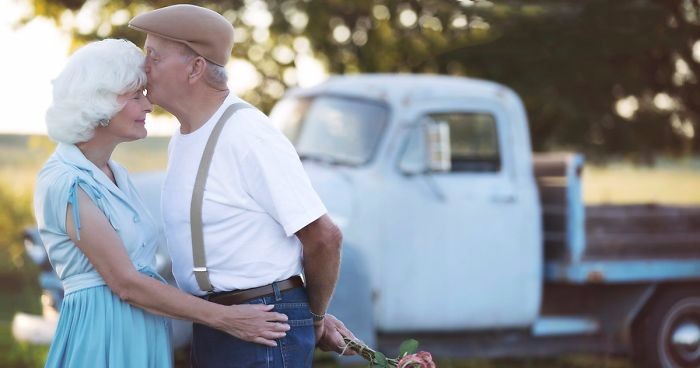 Para seniorów świętowała 57. rocznicę ślubu, pozując do zdjęć inspirowanych scenami filmu „Pamiętnik”.