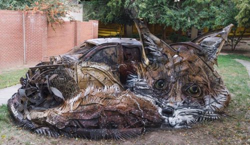 Artysta zamienia śmieci w… zwierzęta, aby przypomnieć nam o zanieczyszczeniu środowiska.