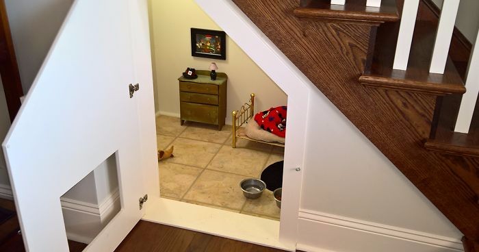 Właścicielka psa rasy chihuahua urządziła swojemu pupilowi sypialnię w komórce pod schodami.