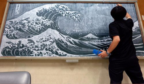 Japoński nauczyciel zaskoczył swoich uczniów niesamowitymi rysunkami na tablicy!