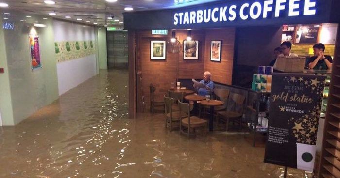 Niewzruszony powodzią klient Starbucksa zainspirował internautów do rozpoczęcia wojny na przeróbki.