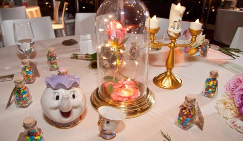 Każdy stolik na weselu tej pary był udekorowany w stylu innej bajki Disneya.