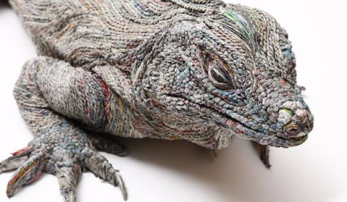 Japońska artystka roluje gazety, tworząc niezwykle realistyczne rzeźby zwierząt.