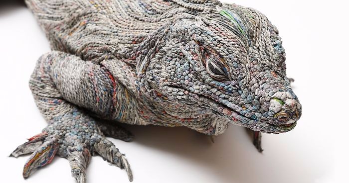 Japońska artystka roluje gazety, tworząc niezwykle realistyczne rzeźby zwierząt.
