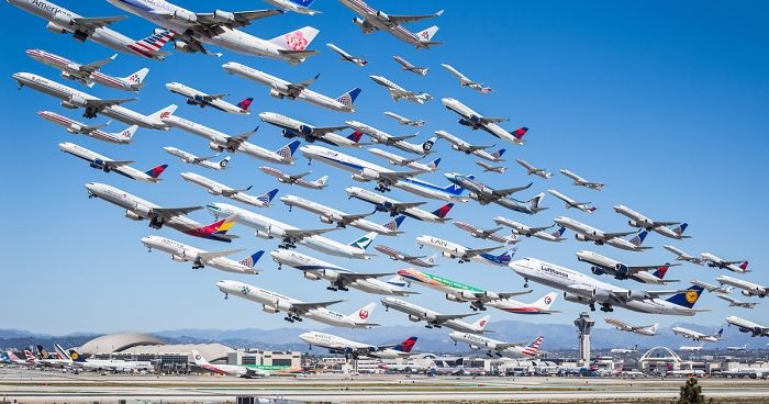 10 niewiarygodnych ujęć samolotów stłoczonych na niebie.
