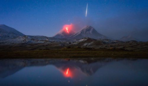 Niespodziewanie uchwycił na zdjęciu meteor, fotografując erupcję wulkanu.