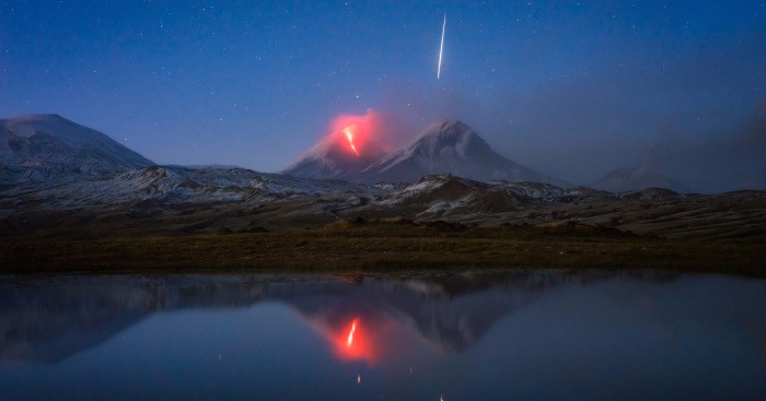 Niespodziewanie uchwycił na zdjęciu meteor, fotografując erupcję wulkanu.