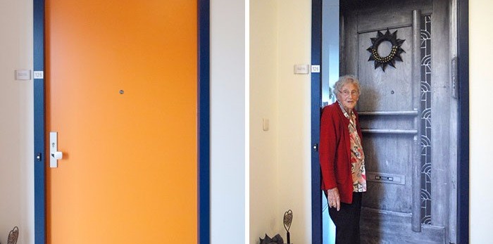 Dom opieki dla seniorów odtwarza drzwi domów pacjentów cierpiących na demencję starczą.