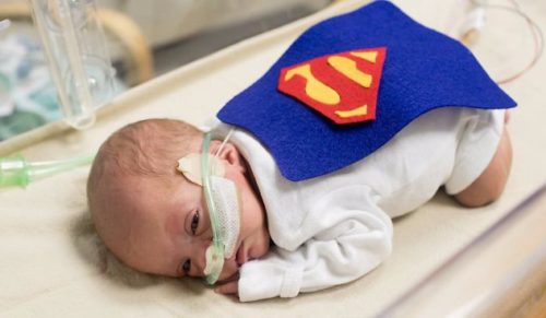 Personel szpitala w Kansas przebrał wcześniaki za superbohaterów dzielnie walczących o własne życie.