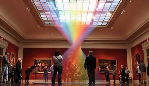 Galerię muzeum sztuki w Toledo wypełniły tysiące barwnych promieni syntetycznej tęczy.