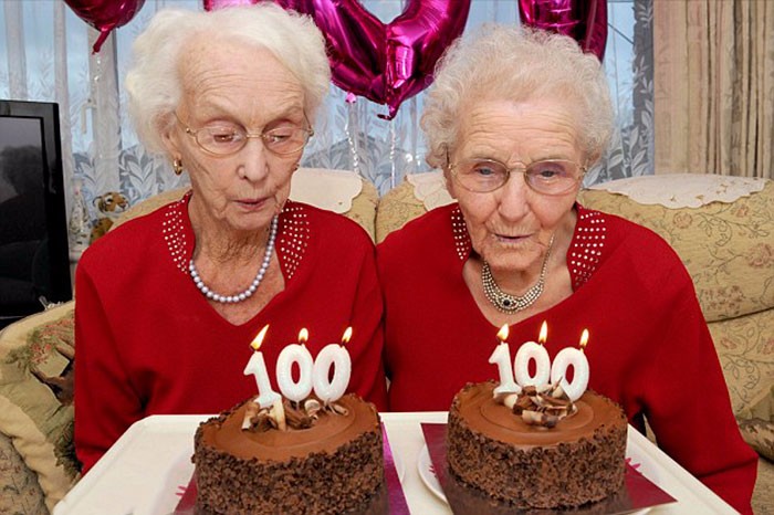 Wiekowe bliźniaczki z Anglii postanowiły zdradzić tajemnicę długowieczności w swoje setne urodziny.
