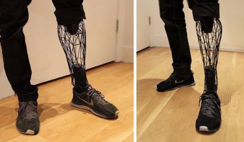 Tytanowa noga z drukarki 3D – designerska alternatywa dla tradycyjnych protez.