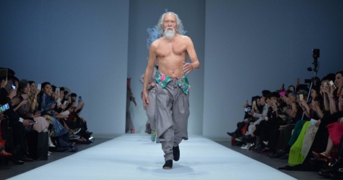 80-letni mężczyzna z Chin postanowił spróbować modelingu. Jego debiut zachwycił całą widownię!