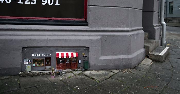 Szwedzki artysta nieoficjalnie otwiera w Malmö minimarkety stworzone dla lokalnych myszy.