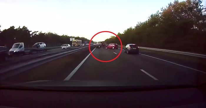 Inteligentny autopilot Tesli przewidział zagrożenie kilka sekund przed wypadkiem na autostradzie.