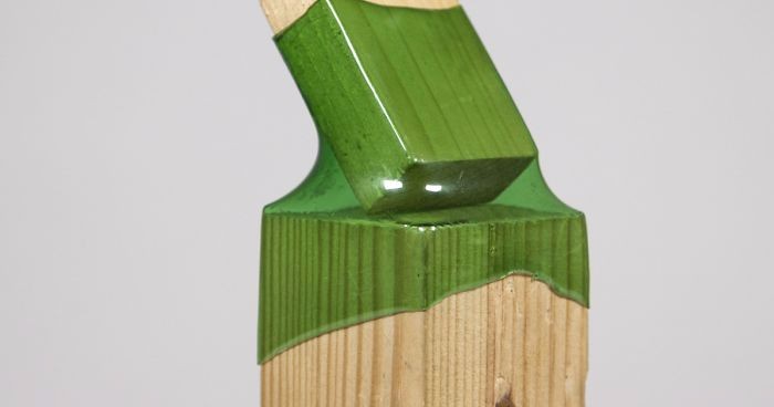 Londyńska artystka wykorzystuje plastikowe butelki jako spoiwo własnoręcznie tworzonych mebli.