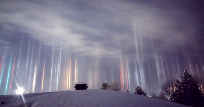 Kanadyjski fotograf uchwycił na swoich zdjęciach niesamowite zjawisko słupów świetlnych.