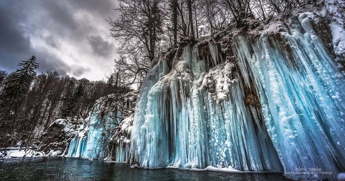 Węgierski artysta sfotografował malownicze piękno krainy tysiąca zamarzniętych wodospadów.