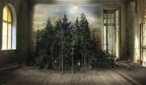 Artystka użyła 110-letniej techniki fotograficznej do wykreowania surrealistycznej scenerii wnętrza.