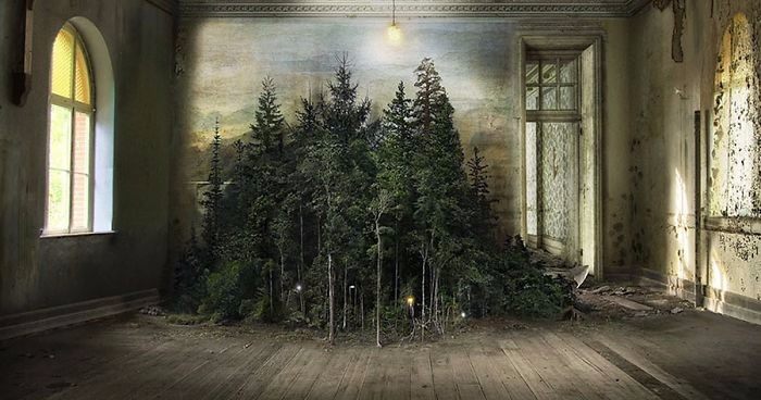 Artystka użyła 110-letniej techniki fotograficznej do wykreowania surrealistycznej scenerii wnętrza.