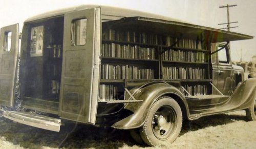 Historyczne zdjęcia mobilnych bibliotek, które oczarują wszystkich książkoholików.