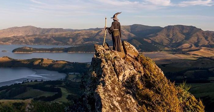 Fotograf podróżuje po Nowej Zelandii w stroju Gandalfa – jego zdjęcia są fenomenalne!